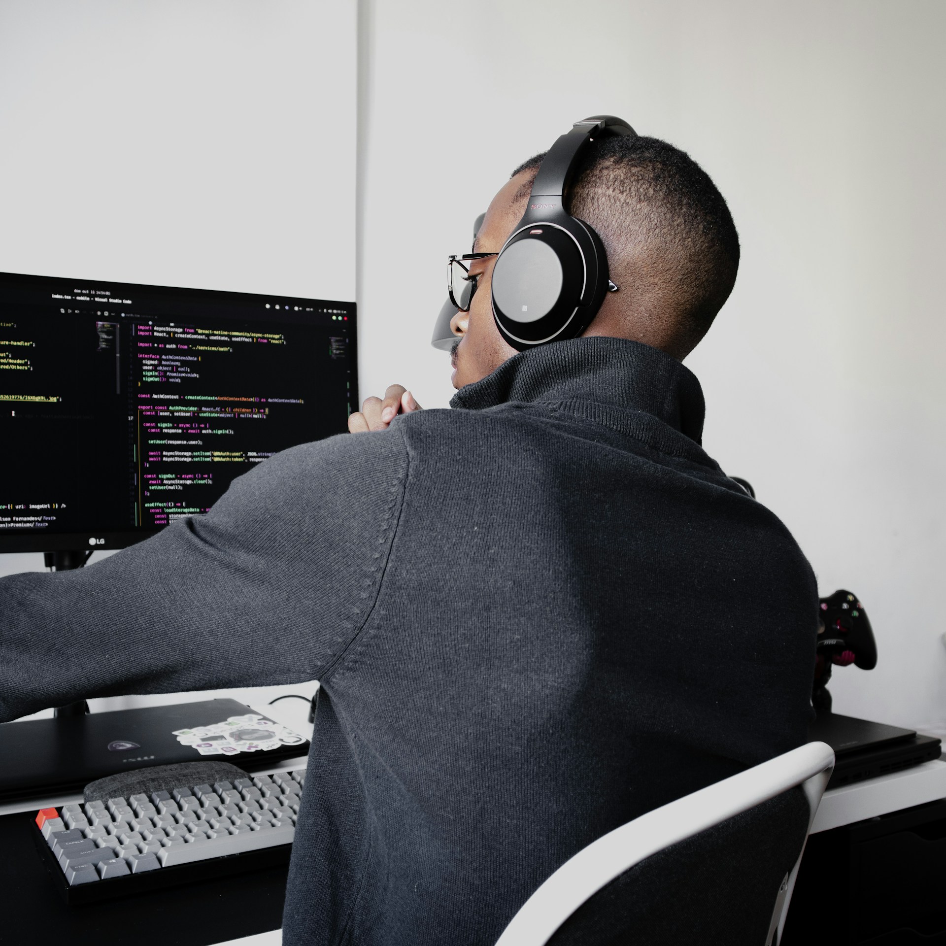 Photo by <a href="https://unsplash.com/@nublson?utm_content=creditCopyText&utm_medium=referral&utm_source=unsplash">Nubelson Fernandes</a> on <a href="https://unsplash.com/photos/man-in-black-long-sleeve-shirt-wearing-black-headphones-Bv2FCJoh8XM?utm_content=creditCopyText&utm_medium=referral&utm_source=unsplash">Unsplash</a>